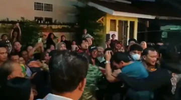 Aparat dan warga berada di lokasi kos saat penggerebekan oknum dosen UIN Jambi bersama mahasiswi. (Posnews/Ist)