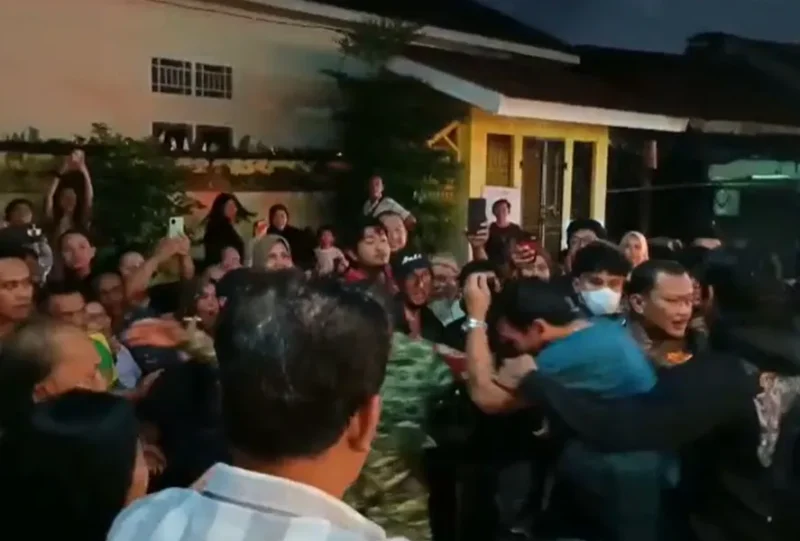 Aparat dan warga berada di lokasi kos saat penggerebekan oknum dosen UIN Jambi bersama mahasiswi. (Posnews/Ist)