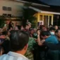 Aparat dan warga berada di lokasi kos saat penggerebekan oknum dosen UIN Jambi bersama mahasiswi. (Posnews/Ist)