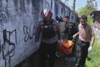 Aparat keamanan berjaga di lokasi bentrokan perang suku di Wamena yang menewaskan 13 orang dan melukai 19 warga. (Posnews/Ist)