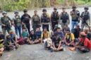 Aparat keamanan melakukan evakuasi korban serangan KKB di kawasan hutan lindung Distrik Awimbon, Pegunungan Bintang, Papua Pegunungan. (Posnews/Ist)