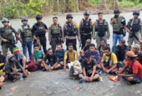 Aparat keamanan melakukan evakuasi korban serangan KKB di kawasan hutan lindung Distrik Awimbon, Pegunungan Bintang, Papua Pegunungan. (Posnews/Ist)