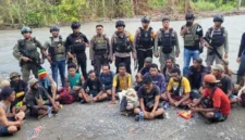 Aparat keamanan melakukan evakuasi korban serangan KKB di kawasan hutan lindung Distrik Awimbon, Pegunungan Bintang, Papua Pegunungan. (Posnews/Ist)