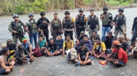 Aparat keamanan melakukan evakuasi korban serangan KKB di kawasan hutan lindung Distrik Awimbon, Pegunungan Bintang, Papua Pegunungan. (Posnews/Ist)