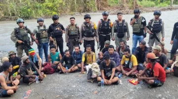 Aparat keamanan melakukan evakuasi korban serangan KKB di kawasan hutan lindung Distrik Awimbon, Pegunungan Bintang, Papua Pegunungan. (Posnews/Ist)