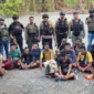 Aparat keamanan melakukan evakuasi korban serangan KKB di kawasan hutan lindung Distrik Awimbon, Pegunungan Bintang, Papua Pegunungan. (Posnews/Ist)