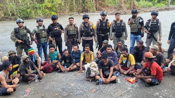Aparat keamanan melakukan evakuasi korban serangan KKB di kawasan hutan lindung Distrik Awimbon, Pegunungan Bintang, Papua Pegunungan. (Posnews/Ist)