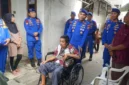 Direktur Polairud Polda Metro Jaya Kombes Pol Mustofa menyerahkan kursi roda kepada warga lumpuh di kawasan pesisir Cilincing Jakarta Utara. (Posnews/Ist)