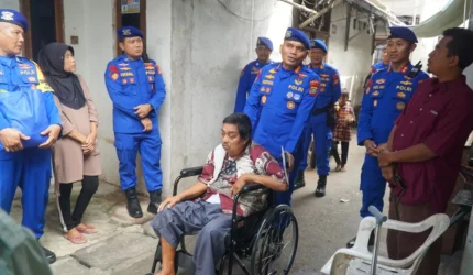 Aksi Sosial Polairud Polda Metro Jaya di Cilincing Bantu Warga Lumpuh
