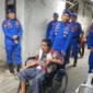 Direktur Polairud Polda Metro Jaya Kombes Pol Mustofa menyerahkan kursi roda kepada warga lumpuh di kawasan pesisir Cilincing Jakarta Utara. (Posnews/Ist)