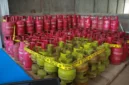 Petugas Bareskrim Polri menunjukkan ribuan tabung LPG hasil sitaan dari gudang penyalahgunaan gas subsidi di Klaten, Jawa Tengah. (Posnews/Ist)