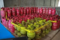 Petugas Bareskrim Polri menunjukkan ribuan tabung LPG hasil sitaan dari gudang penyalahgunaan gas subsidi di Klaten, Jawa Tengah. (Posnews/Ist)