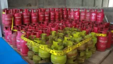 Petugas Bareskrim Polri menunjukkan ribuan tabung LPG hasil sitaan dari gudang penyalahgunaan gas subsidi di Klaten, Jawa Tengah. (Posnews/Ist)