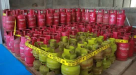 Petugas Bareskrim Polri menunjukkan ribuan tabung LPG hasil sitaan dari gudang penyalahgunaan gas subsidi di Klaten, Jawa Tengah. (Posnews/Ist)
