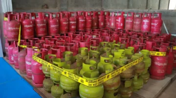 Petugas Bareskrim Polri menunjukkan ribuan tabung LPG hasil sitaan dari gudang penyalahgunaan gas subsidi di Klaten, Jawa Tengah. (Posnews/Ist)