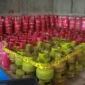 Petugas Bareskrim Polri menunjukkan ribuan tabung LPG hasil sitaan dari gudang penyalahgunaan gas subsidi di Klaten, Jawa Tengah. (Posnews/Ist)