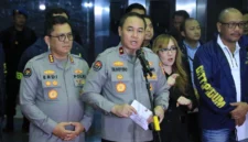 Dalam penggerebekan pada Sabtu (9/5/2026), polisi menangkap 321 warga negara asing (WNA) yang kedapatan sedang menjalankan aktivitas perjudian daring di sebuah gedung di kawasan tersebut. (Posnews/Ist)