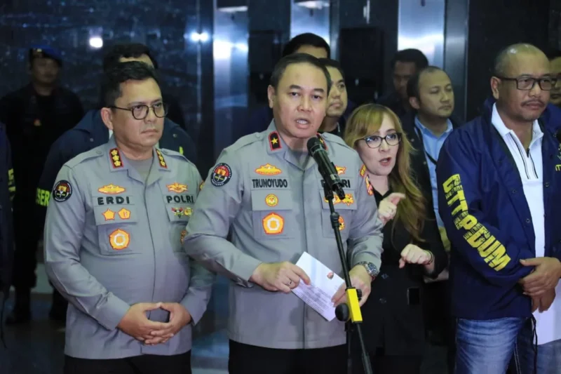 Dalam penggerebekan pada Sabtu (9/5/2026), polisi menangkap 321 warga negara asing (WNA) yang kedapatan sedang menjalankan aktivitas perjudian daring di sebuah gedung di kawasan tersebut. (Posnews/Ist)