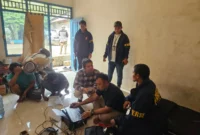 Tim gabungan Bareskrim Polri dan Ditjen Gakkum Kementerian Kehutanan menunjukkan 11 ekor ular sanca hijau Papua yang disita dari sebuah gudang di Kota Bekasi dalam kasus dugaan perdagangan satwa liar dilindungi.