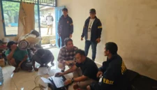 Tim gabungan Bareskrim Polri dan Ditjen Gakkum Kementerian Kehutanan menunjukkan 11 ekor ular sanca hijau Papua yang disita dari sebuah gudang di Kota Bekasi dalam kasus dugaan perdagangan satwa liar dilindungi.
