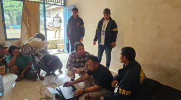 Tim gabungan Bareskrim Polri dan Ditjen Gakkum Kementerian Kehutanan menunjukkan 11 ekor ular sanca hijau Papua yang disita dari sebuah gudang di Kota Bekasi dalam kasus dugaan perdagangan satwa liar dilindungi.
