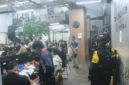 Polda Metro Jaya mengerahkan personel Satuan Brimob untuk mengamankan operasi penegakan hukum terhadap jaringan judi online internasional di kawasan Hayam Wuruk, Jakarta Barat. (Posnews/Ist)