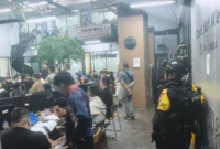 Polda Metro Jaya mengerahkan personel Satuan Brimob untuk mengamankan operasi penegakan hukum terhadap jaringan judi online internasional di kawasan Hayam Wuruk, Jakarta Barat. (Posnews/Ist)