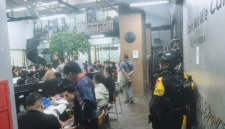 Polda Metro Jaya mengerahkan personel Satuan Brimob untuk mengamankan operasi penegakan hukum terhadap jaringan judi online internasional di kawasan Hayam Wuruk, Jakarta Barat. (Posnews/Ist)