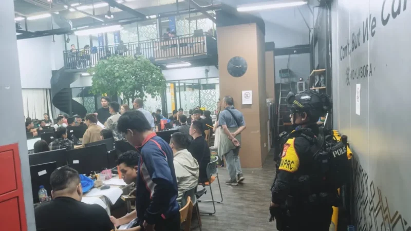 Polda Metro Jaya mengerahkan personel Satuan Brimob untuk mengamankan operasi penegakan hukum terhadap jaringan judi online internasional di kawasan Hayam Wuruk, Jakarta Barat. (Posnews/Ist)