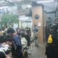 Polda Metro Jaya mengerahkan personel Satuan Brimob untuk mengamankan operasi penegakan hukum terhadap jaringan judi online internasional di kawasan Hayam Wuruk, Jakarta Barat. (Posnews/Ist)