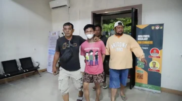 Pelaku pencurian motor Honda Scoopy diamankan polisi di Polsek Kalideres setelah aksinya terekam CCTV di Tegal Alur Jakarta Barat. (Posnews/Ist)