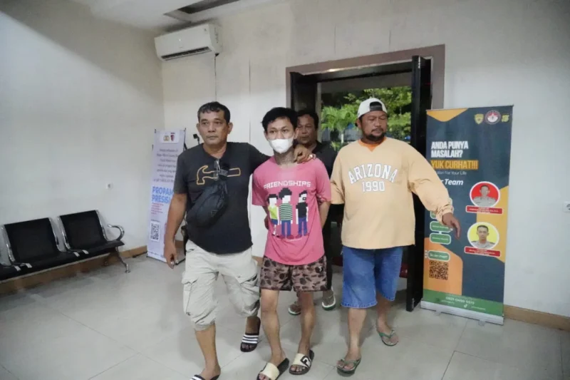 Pelaku pencurian motor Honda Scoopy diamankan polisi di Polsek Kalideres setelah aksinya terekam CCTV di Tegal Alur Jakarta Barat. (Posnews/Ist)