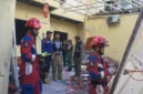Petugas damkar dan polisi berada di lokasi rumah warga yang mengalami ledakan tabung gas 12 kilogram di kawasan Tambora, Jakarta Barat. (Posnews/Ist)