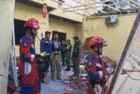 Petugas damkar dan polisi berada di lokasi rumah warga yang mengalami ledakan tabung gas 12 kilogram di kawasan Tambora, Jakarta Barat. (Posnews/Ist)