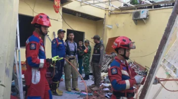 Petugas damkar dan polisi berada di lokasi rumah warga yang mengalami ledakan tabung gas 12 kilogram di kawasan Tambora, Jakarta Barat. (Posnews/Ist)