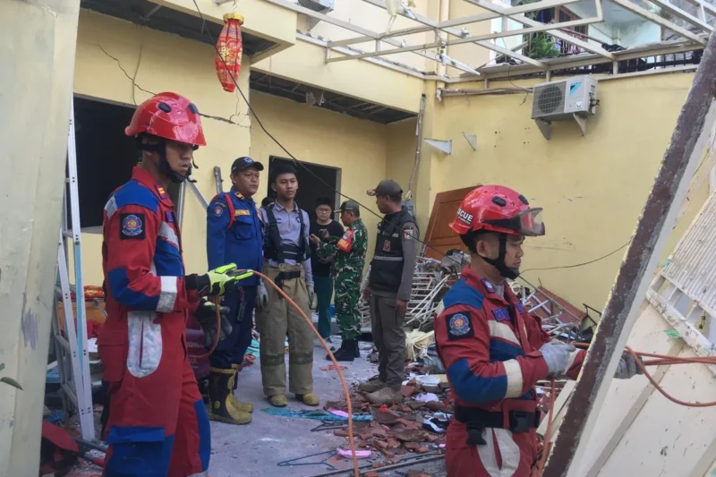 Petugas damkar dan polisi berada di lokasi rumah warga yang mengalami ledakan tabung gas 12 kilogram di kawasan Tambora, Jakarta Barat. (Posnews/Ist)