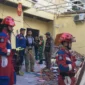 Petugas damkar dan polisi berada di lokasi rumah warga yang mengalami ledakan tabung gas 12 kilogram di kawasan Tambora, Jakarta Barat. (Posnews/Ist)
