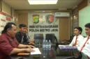 Petugas Polda Metro Jaya memfasilitasi mediasi sengketa PHK antara pekerja dan perusahaan di Jakarta Selatan. (Posnews/Ist)
