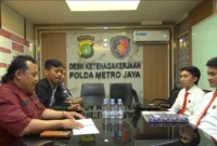 Petugas Polda Metro Jaya memfasilitasi mediasi sengketa PHK antara pekerja dan perusahaan di Jakarta Selatan. (Posnews/Ist)