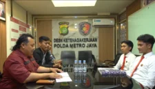 Petugas Polda Metro Jaya memfasilitasi mediasi sengketa PHK antara pekerja dan perusahaan di Jakarta Selatan. (Posnews/Ist)
