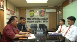 Petugas Polda Metro Jaya memfasilitasi mediasi sengketa PHK antara pekerja dan perusahaan di Jakarta Selatan. (Posnews/Ist)
