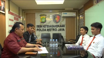 Petugas Polda Metro Jaya memfasilitasi mediasi sengketa PHK antara pekerja dan perusahaan di Jakarta Selatan. (Posnews/Ist)
