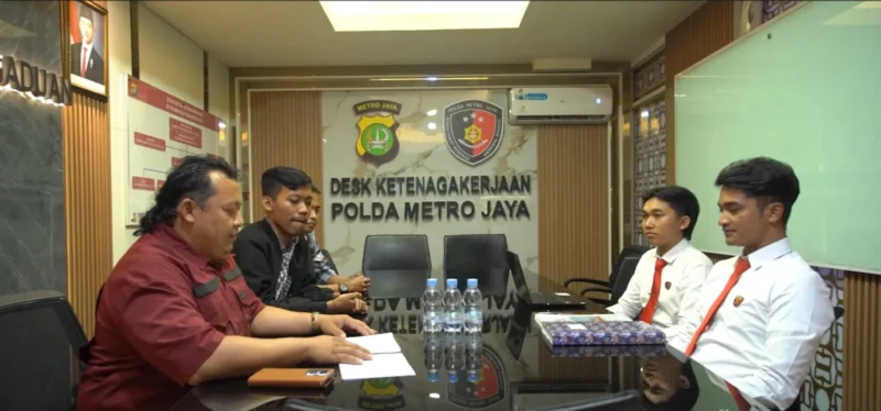 Petugas Polda Metro Jaya memfasilitasi mediasi sengketa PHK antara pekerja dan perusahaan di Jakarta Selatan. (Posnews/Ist)
