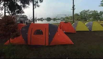 Petugas kepolisian dan tim forensik melakukan olah TKP di area camping Kledung Pass, Temanggung, setelah wisatawan ditemukan meninggal dunia.