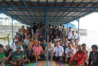 Personel Ditpolairud Polda Metro Jaya berdialog dengan nelayan pesisir Kalibaru di Cilincing, Jakarta Utara. (Posnews/Ist)