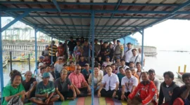 Personel Ditpolairud Polda Metro Jaya berdialog dengan nelayan pesisir Kalibaru di Cilincing, Jakarta Utara. (Posnews/Ist)