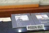 Petugas Direktorat Reserse Siber Polda Metro Jaya mengamankan seorang pria terkait kasus dugaan penyebaran konten asusila melalui live streaming di media sosial di Jakarta Selatan. (Posnews/Ist)