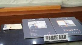 Petugas Direktorat Reserse Siber Polda Metro Jaya mengamankan seorang pria terkait kasus dugaan penyebaran konten asusila melalui live streaming di media sosial di Jakarta Selatan. (Posnews/Ist)