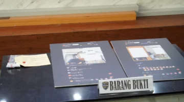 Petugas Direktorat Reserse Siber Polda Metro Jaya mengamankan seorang pria terkait kasus dugaan penyebaran konten asusila melalui live streaming di media sosial di Jakarta Selatan. (Posnews/Ist)