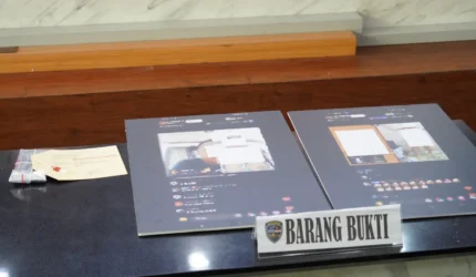 Petugas Direktorat Reserse Siber Polda Metro Jaya mengamankan seorang pria terkait kasus dugaan penyebaran konten asusila melalui live streaming di media sosial di Jakarta Selatan.